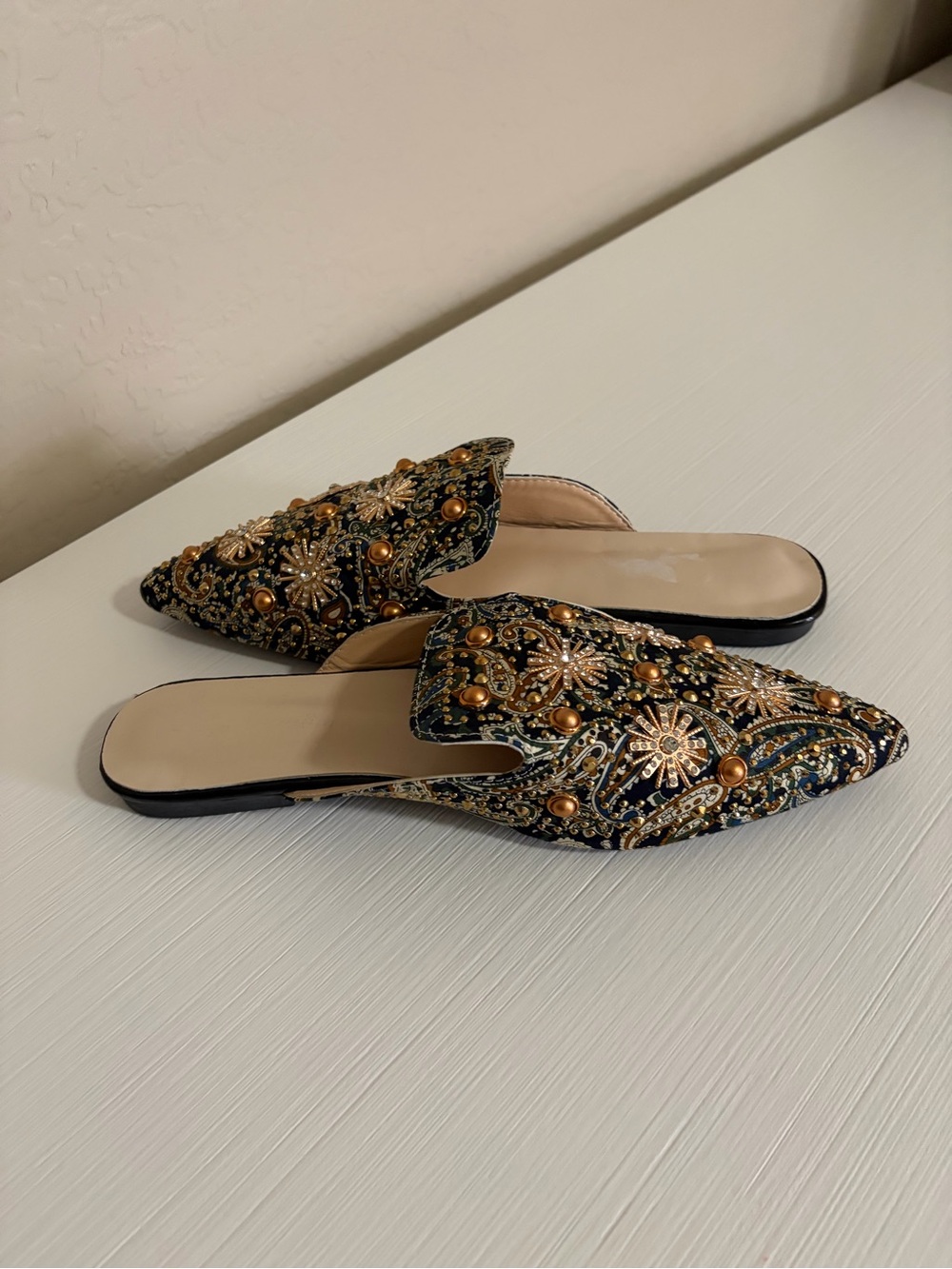 ✨⚜️NWOT ⚜️🌙Chic Embellished Pointed Toe Slip-On Mules with Gold Hardware ⚜️✨ - Picture 3 of 10